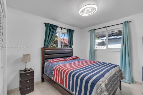 House in Miami, Florida 3 bedrooms, 146.88 sq.m. № 1877641 - photo 17