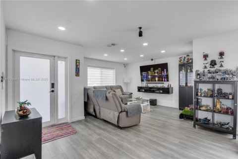 House in Miami, Florida 3 bedrooms, 146.88 sq.m. № 1877641 - photo 4