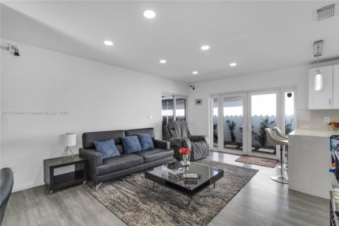 House in Miami, Florida 3 bedrooms, 146.88 sq.m. № 1877641 - photo 7