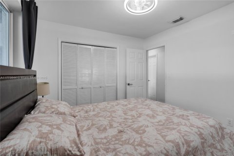 House in Miami, Florida 3 bedrooms, 146.88 sq.m. № 1877641 - photo 16