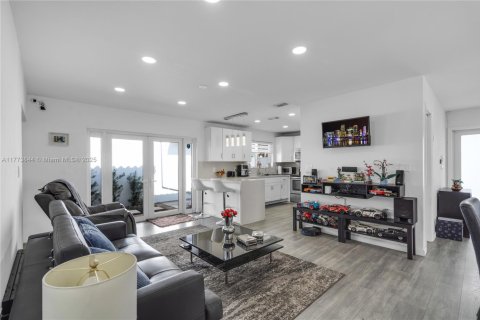 House in Miami, Florida 3 bedrooms, 146.88 sq.m. № 1877641 - photo 9