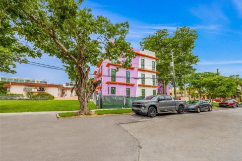 Commercial property in Miami, Florida № 1870051 - photo 13