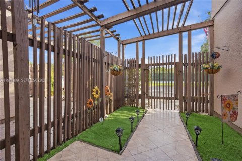 Купить таунхаус в Пемброк-Пайнс, Флорида 3 спальни, 156.63м2, № 2032345 - фото 3