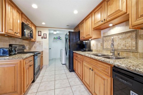 Купить таунхаус в Пемброк-Пайнс, Флорида 3 спальни, 156.63м2, № 2032345 - фото 9