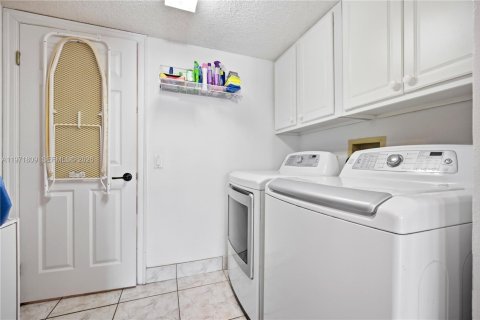 Купить таунхаус в Пемброк-Пайнс, Флорида 3 спальни, 156.63м2, № 2032345 - фото 14