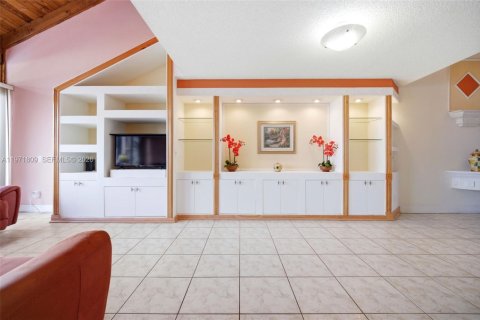 Купить таунхаус в Пемброк-Пайнс, Флорида 3 спальни, 156.63м2, № 2032345 - фото 6