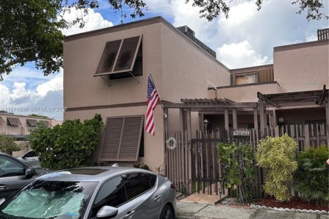 Adosado en venta en Pembroke Pines, Florida, 3 dormitorios, 156.63 m2 № 2032345 - foto 1