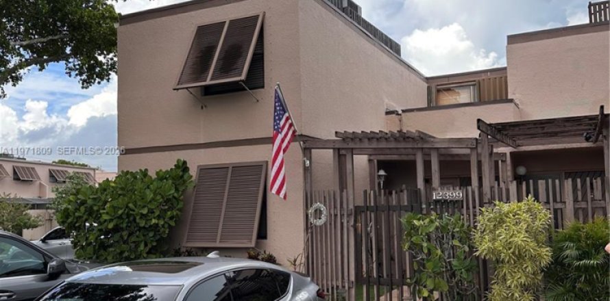 Adosado en Pembroke Pines, Florida 3 dormitorios, 156.63 m2 № 2032345