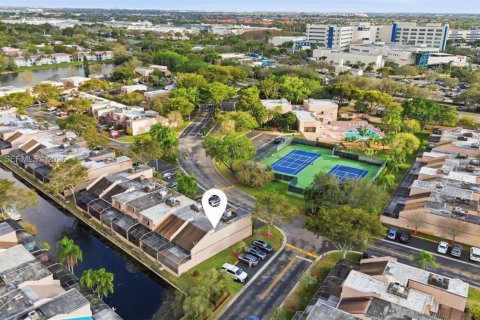 Купить таунхаус в Пемброк-Пайнс, Флорида 3 спальни, 156.63м2, № 2032345 - фото 30