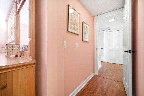 Купить таунхаус в Пемброк-Пайнс, Флорида 3 спальни, 156.63м2, № 2032345 - фото 22