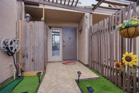 Купить таунхаус в Пемброк-Пайнс, Флорида 3 спальни, 156.63м2, № 2032345 - фото 2