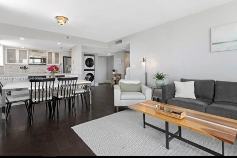 Condo in Miami, Florida, 2 bedrooms  № 1842445 - photo 1