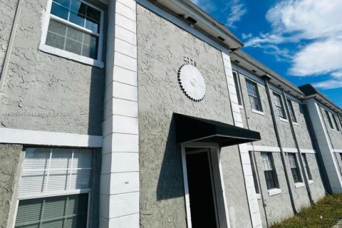 Condo in Orlando, Florida, 2 bedrooms  № 1794324 - photo 1