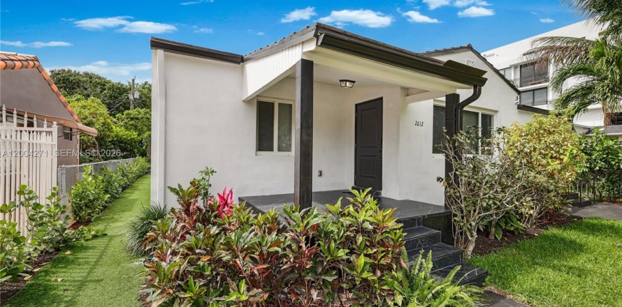 Дом в Майами, Флорида 5 спален, 206.71м2 № 2068553