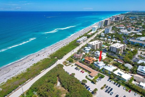 House in Juno Beach, Florida 3 bedrooms, 241.64 sq.m. № 521735 - photo 1