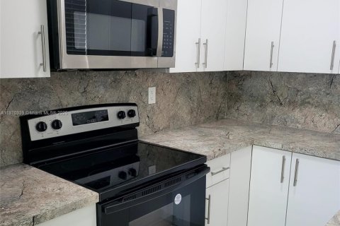 House in Miami, Florida 3 bedrooms, 79.06 sq.m. № 1758911 - photo 6