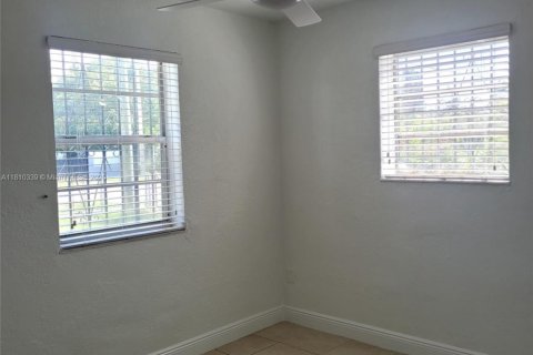 House in Miami, Florida 3 bedrooms, 79.06 sq.m. № 1758911 - photo 11