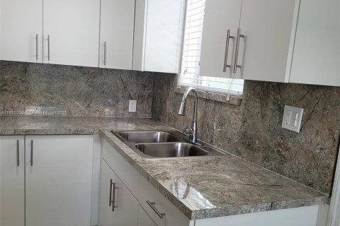 House in Miami, Florida 3 bedrooms, 79.06 sq.m. № 1758911 - photo 7