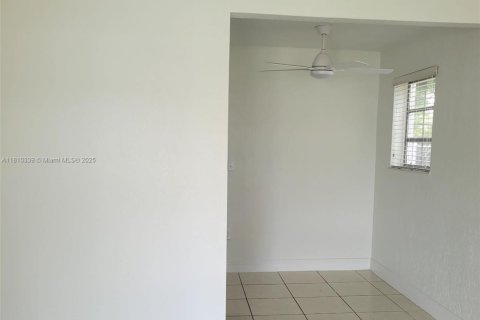 House in Miami, Florida 3 bedrooms, 79.06 sq.m. № 1758911 - photo 17