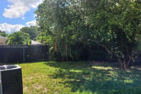 House in Miami, Florida 3 bedrooms, 79.06 sq.m. № 1758911 - photo 14