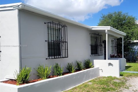 House in Miami, Florida 3 bedrooms, 79.06 sq.m. № 1758911 - photo 4