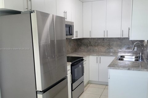 House in Miami, Florida 3 bedrooms, 79.06 sq.m. № 1758911 - photo 5