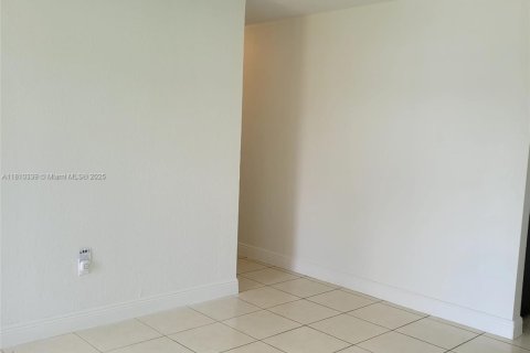 House in Miami, Florida 3 bedrooms, 79.06 sq.m. № 1758911 - photo 16
