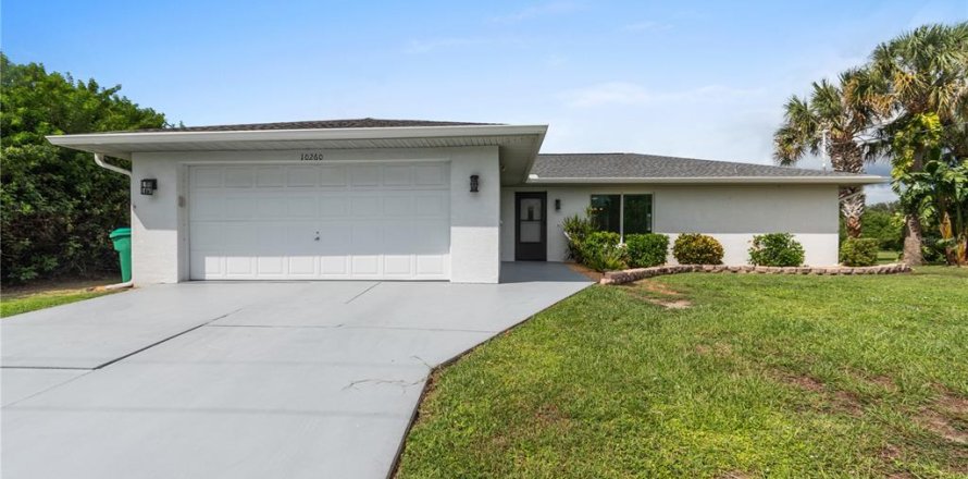 House in Englewood, Florida 2 bedrooms, 123.84 sq.m. № 2403600