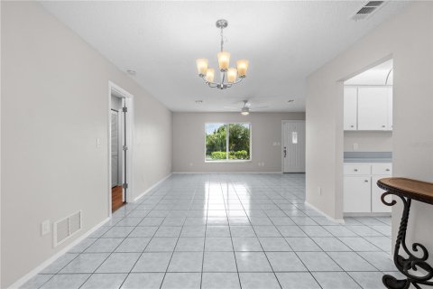 House in Englewood, Florida 2 bedrooms, 123.84 sq.m. № 2403600 - photo 10
