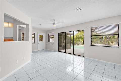 House in Englewood, Florida 2 bedrooms, 123.84 sq.m. № 2403600 - photo 11