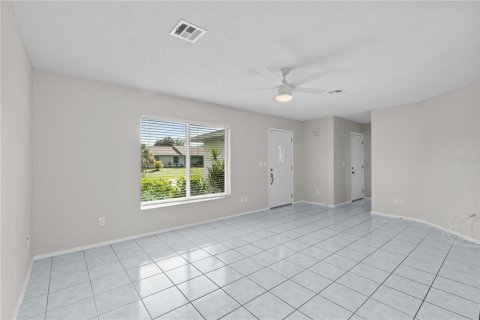 House in Englewood, Florida 2 bedrooms, 123.84 sq.m. № 2403600 - photo 13