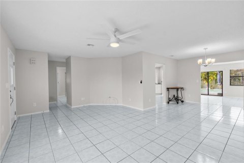 House in Englewood, Florida 2 bedrooms, 123.84 sq.m. № 2403600 - photo 14