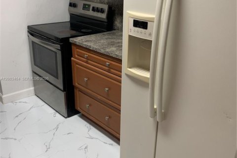 House in Miami, Florida 3 bedrooms № 2066909 - photo 3