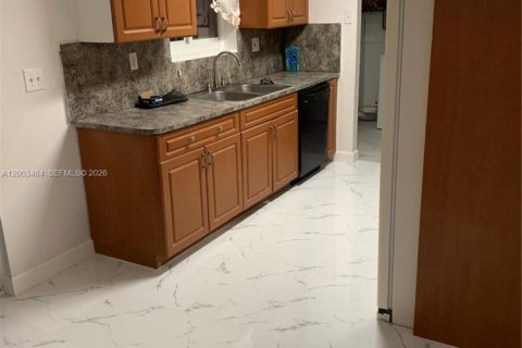 House in Miami, Florida 3 bedrooms № 2066909 - photo 2