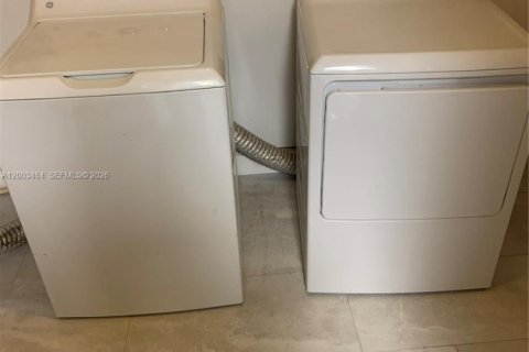 House in Miami, Florida 3 bedrooms № 2066909 - photo 7