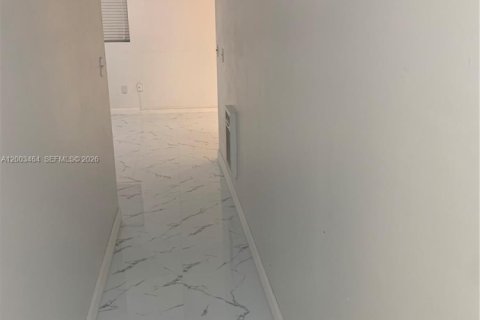 House in Miami, Florida 3 bedrooms № 2066909 - photo 5