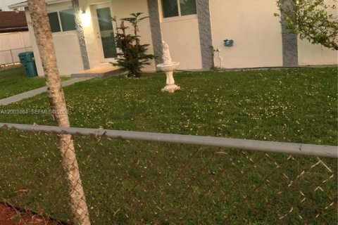 House in Miami, Florida 3 bedrooms № 2066909