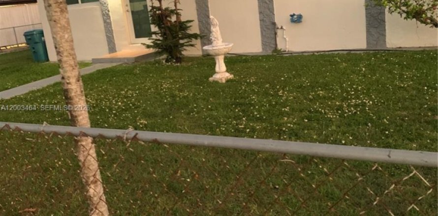 House in Miami, Florida 3 bedrooms № 2066909