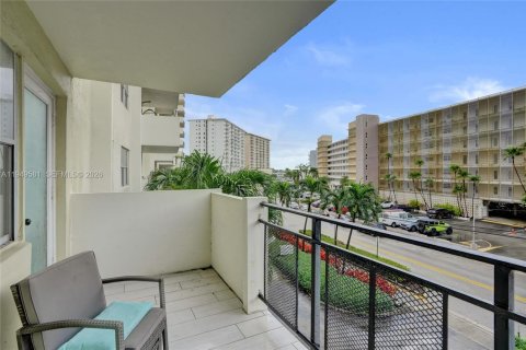 Copropriété à vendre à Hallandale Beach, Floride: 2 chambres, 116.13 m2 № 2005229 - photo 16