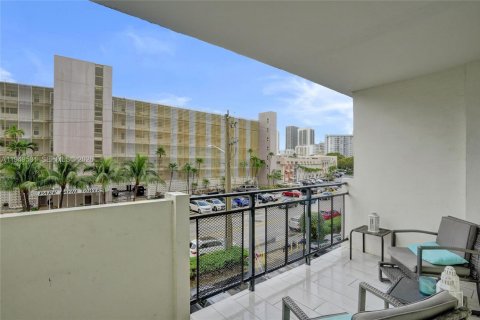 Copropriété à vendre à Hallandale Beach, Floride: 2 chambres, 116.13 m2 № 2005229 - photo 13
