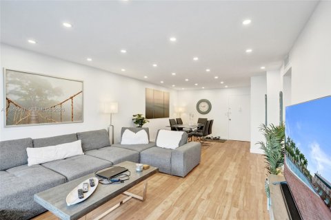 Copropriété à vendre à Hallandale Beach, Floride: 2 chambres, 116.13 m2 № 2005229 - photo 11