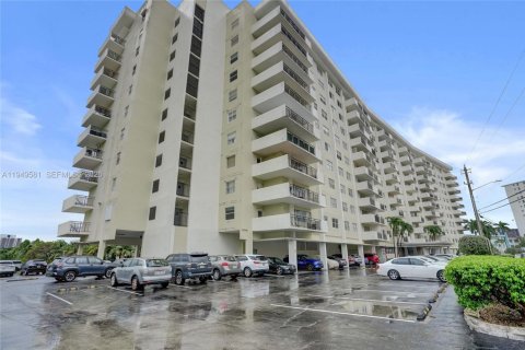 Copropriété à vendre à Hallandale Beach, Floride: 2 chambres, 116.13 m2 № 2005229 - photo 10
