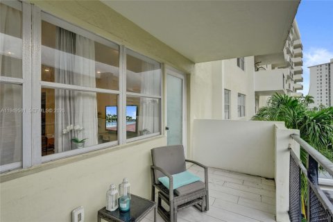 Copropriété à vendre à Hallandale Beach, Floride: 2 chambres, 116.13 m2 № 2005229 - photo 17