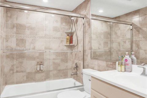 Copropriété à vendre à Hallandale Beach, Floride: 2 chambres, 116.13 m2 № 2005229 - photo 19