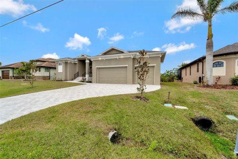 House in Port Charlotte, Florida 4 bedrooms, 209.31 sq.m. № 1532559 - photo 3