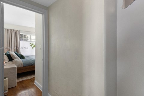 Condo in Miami Beach, Florida, 1 bedroom № 2060124 - photo 25