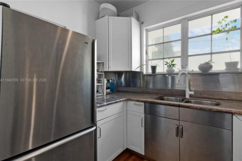 Condo in Miami Beach, Florida, 1 bedroom № 2060124 - photo 20