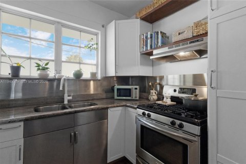 Condo in Miami Beach, Florida, 1 bedroom № 2060124 - photo 21