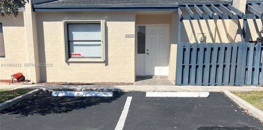 Casa en Pembroke Pines, Florida 2 dormitorios, 88.63 m2 № 2026134