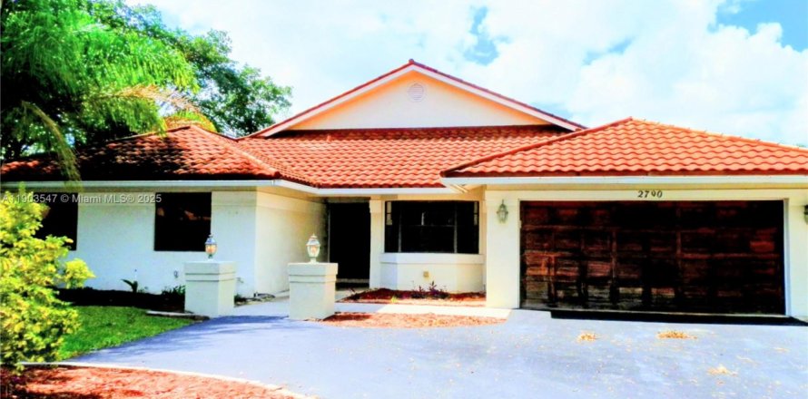 House in Coral Springs, Florida 4 bedrooms, 199.37 sq.m. № 1954304